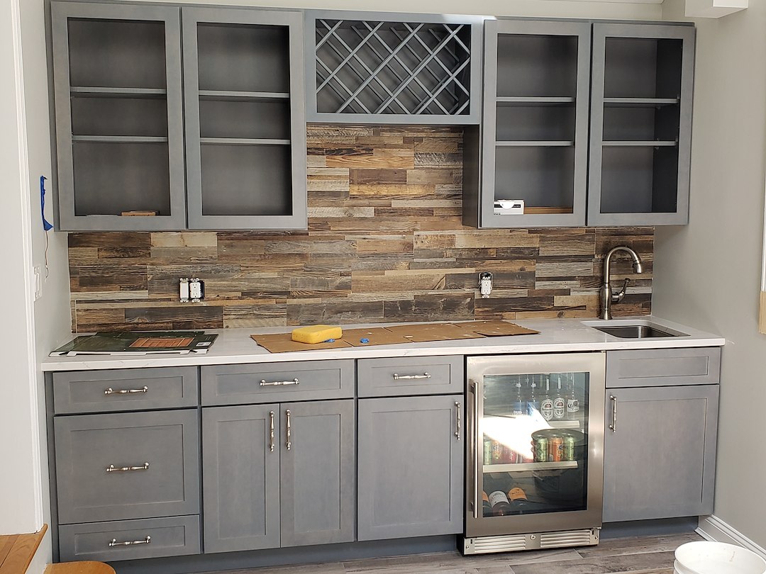 Kitchen and Custom wet bar in North Merrick, NY